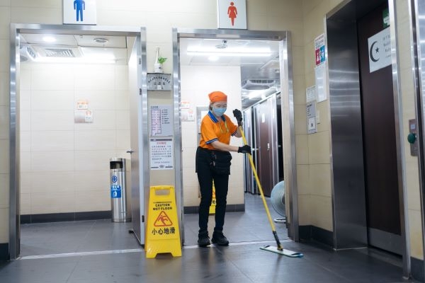 廁所散發異味、地板或檯面太濕，現場工作人員收到通知後再前往處理，不用來回奔波巡視，也減少客訴。