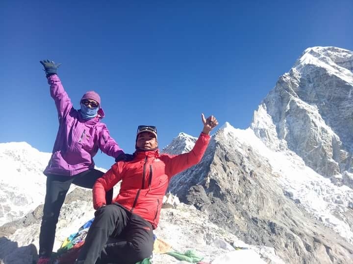 陳玉蟾（左）與一路陪伴的雪巴嚮導兼挑夫 Passang。