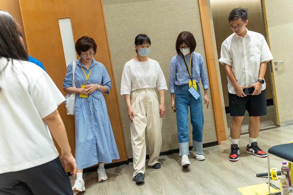 中場休息時間，現場讀者向助教請益如何做「虛實步」的練習。 