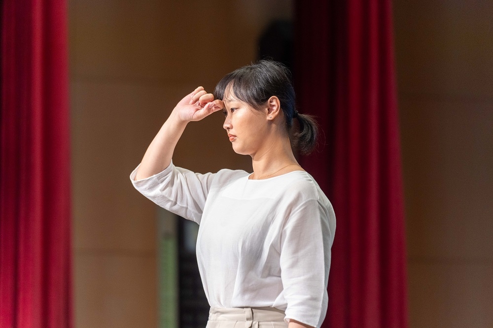 經常按壓眉毛與眼眶周圍的穴位，可以消除眼睛疲勞不適，明亮眼睛。 