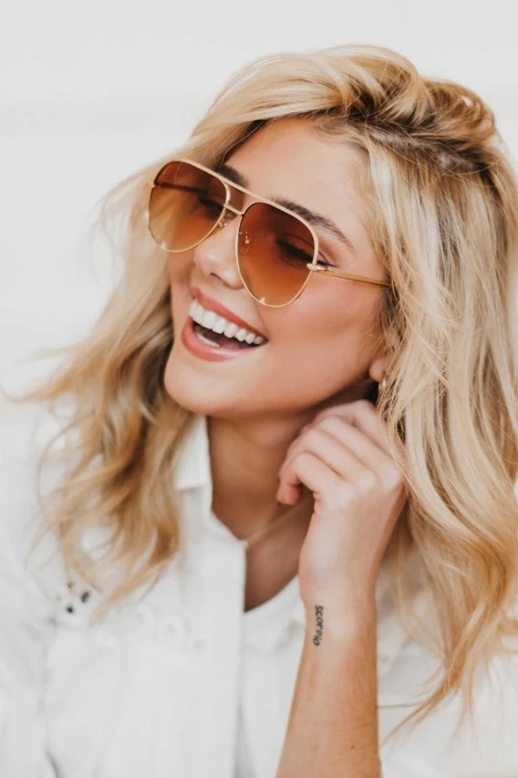 鏡框偏大、上提的款式，更有臉部修飾效果。（出自prettysimpleme.com）