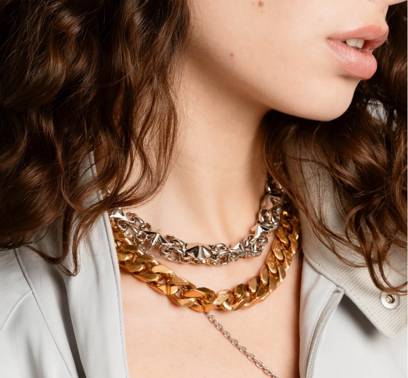 項鍊選擇偏寬的鏈條不僅突出視覺焦點，也更有存在感。（出自 monogramparis.com）