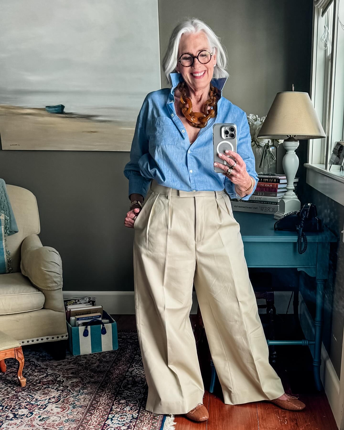 襯衫選擇較挺的布料、領口略開，有修飾頸部的效果。（出自 IG@_IfItsTuesday）