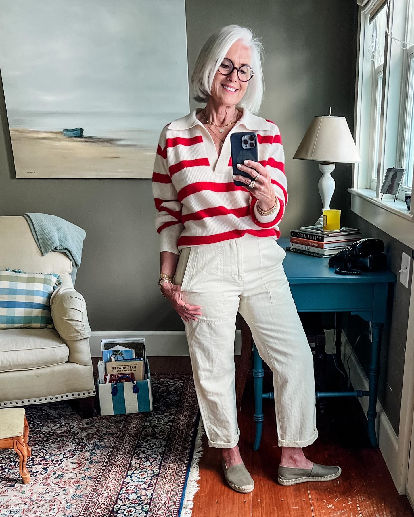 襯衫選擇較挺的布料、領口略開，有修飾頸部的效果。（出自 IG@_IfItsTuesday）