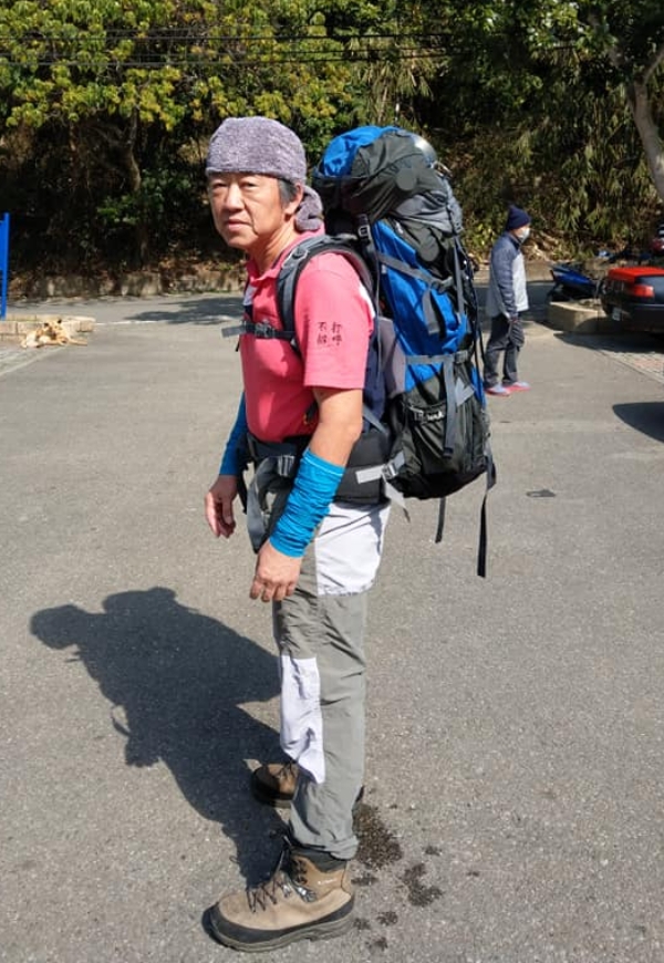 每週2趟揹水登山，帥賢斌花費在瓶裝水的開銷10年來已超過20萬元。（圖片來源：帥賢斌）