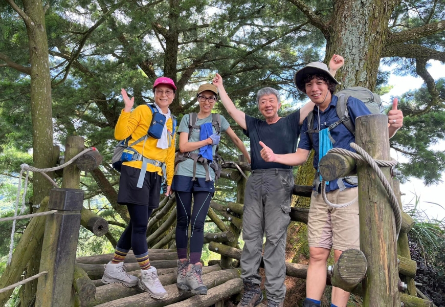 在山上與山友合影，帥賢斌（右2）和年輕人一樣充滿活力。（圖片來源：帥賢斌）