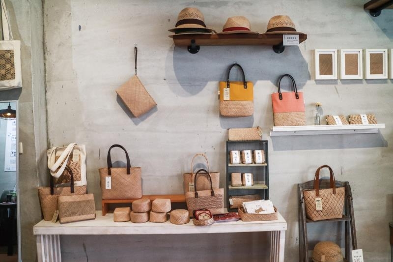 藺子除提供藺草編織體驗，亦販售相關產品。（出自苗栗文化觀光旅遊網） 