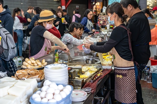 台中第二市場內擠滿了食客，糯米腸、煎蘿蔔糕為當地常見小吃。