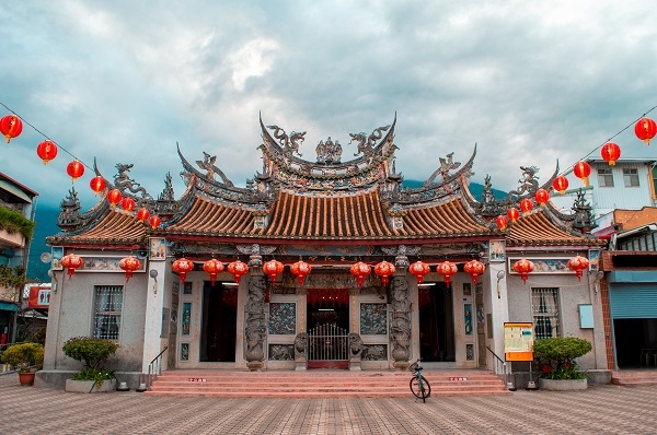 關山天后宮就位於關山市場旁，早上營業時段，廟埕上也會有人出來擺攤。 