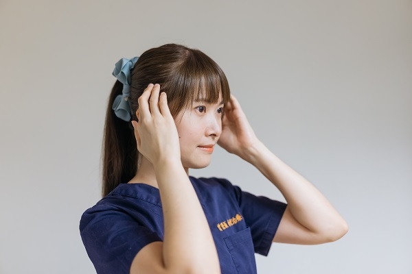 曾瀅穎提醒，按壓顳肌時，記得不要壓到太陽穴。