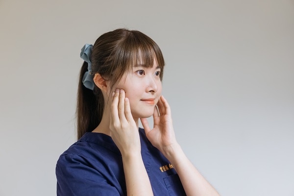 按壓咀嚼肌時，嘴巴可以同步開合幫助肌肉放鬆。