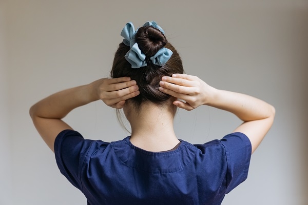 按壓枕骨下肌時，可稍微低頭收下巴把肌肉延展開來。