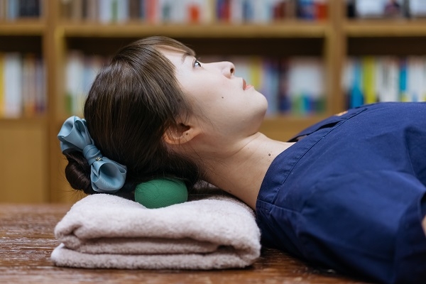 花生按摩球可協助放鬆枕骨下肌。