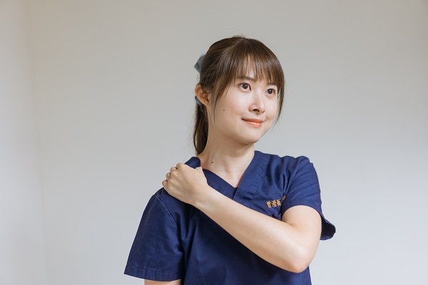 放鬆上斜方肌時，頭部可稍微側彎伸展。