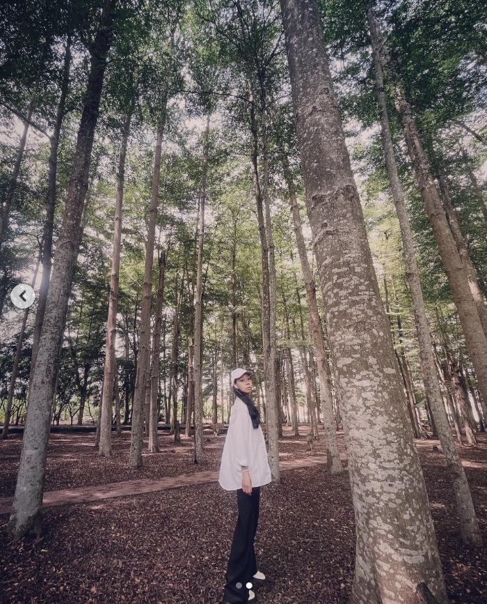 記得！腳架在肚臍高度就好，讓手機鏡頭略朝上仰拍。