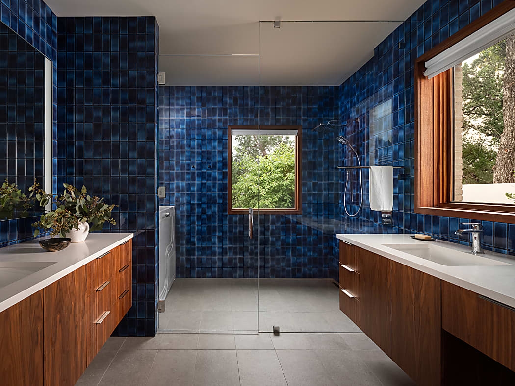 就連浴室都有可欣賞戶外景觀的對外窗設計，並且刻意降低高度。（出自華爾街日報）