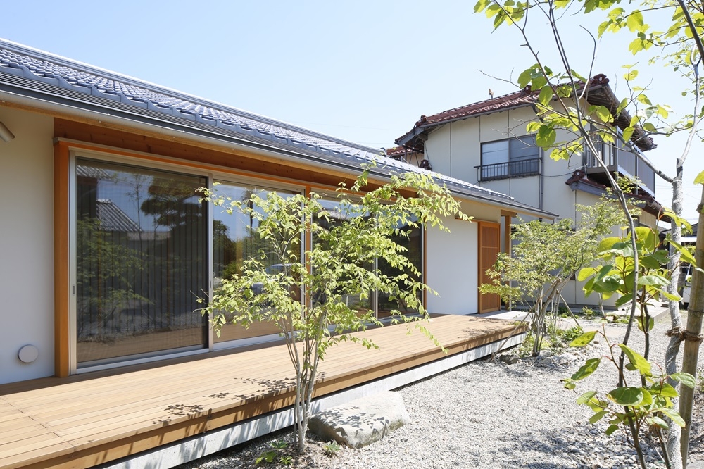 傳統日式房屋常見的緣廊，經過重新改造後成為多用途的木製平台。（出自KLASIC） 