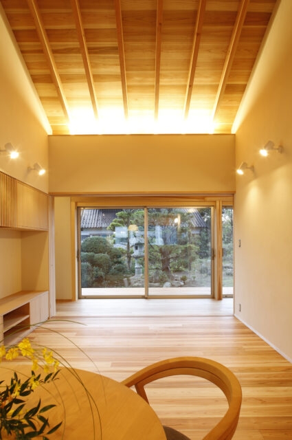 挑高的天花板和大面對外窗，讓視覺更有開放感。（出自KLASIC） 