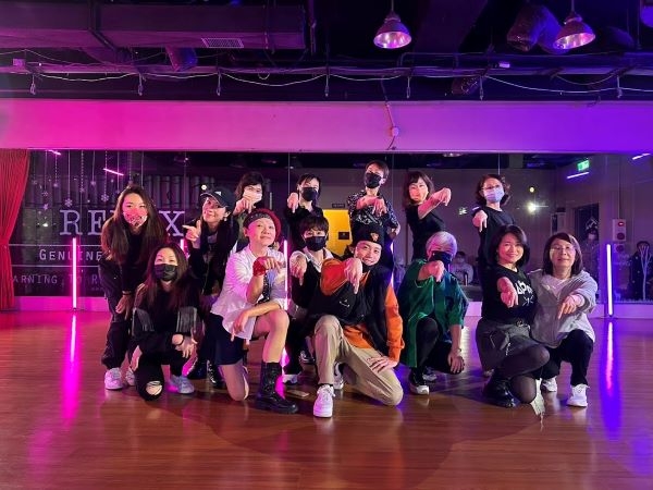 打工、上健身房、跳舞，都是魏岱洛維持體力的方式。前排左三為魏岱洛。（魏岱洛提供）