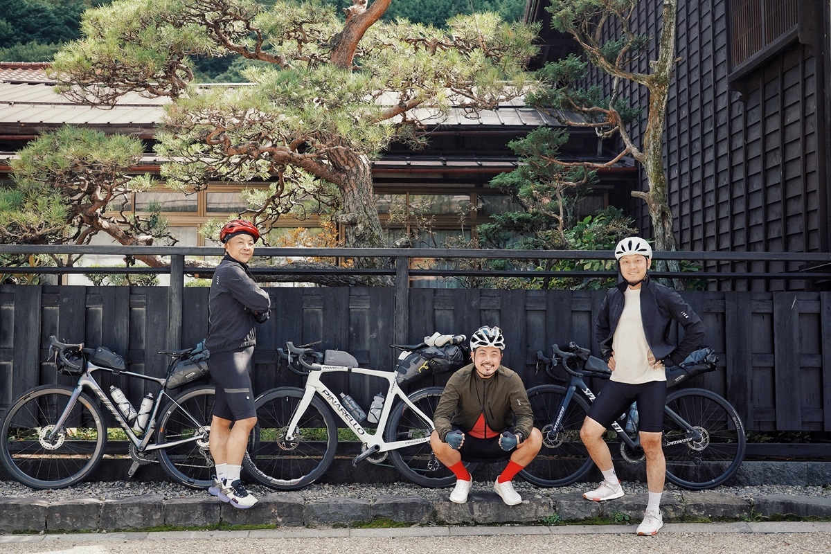 說走就走！呂秋遠（左1）邀請兩位律師同業好友，一同踏上自行車的公路之旅。