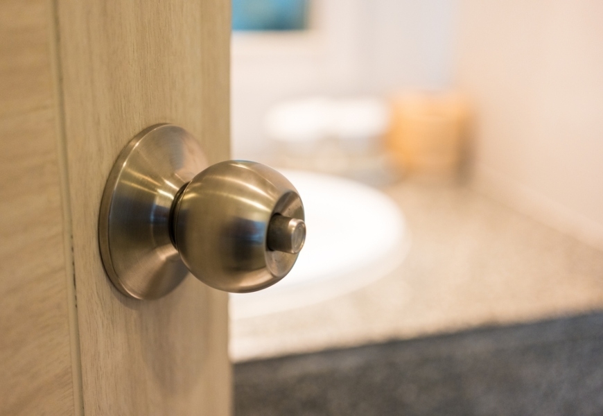 圖說 喇叭鎖需先抓握再轉動，對手腕無力者較不友善。