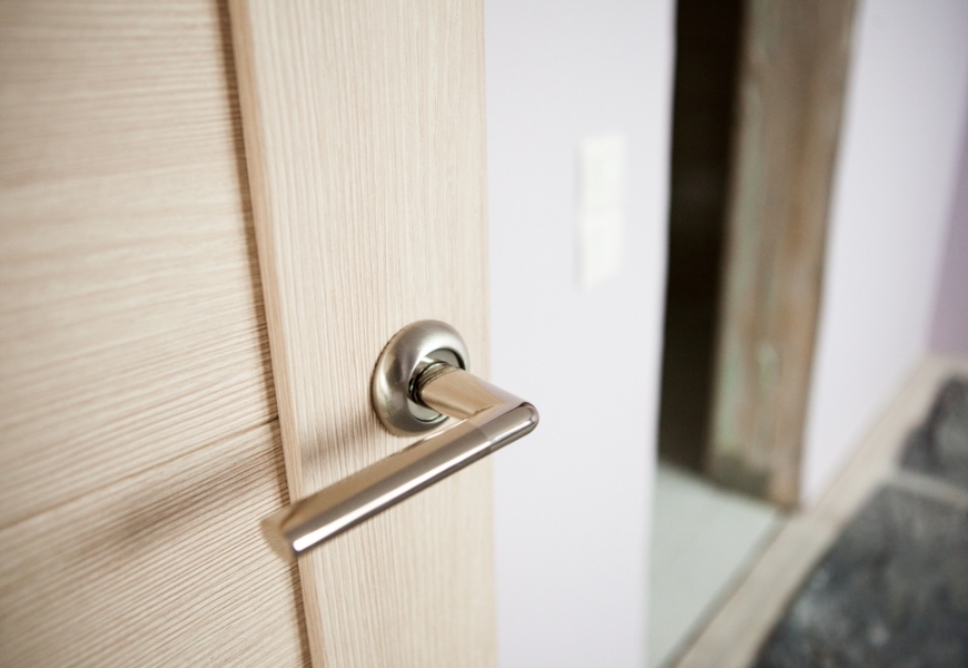 撥桿式門把按壓後即可開啟，操作相對簡單。