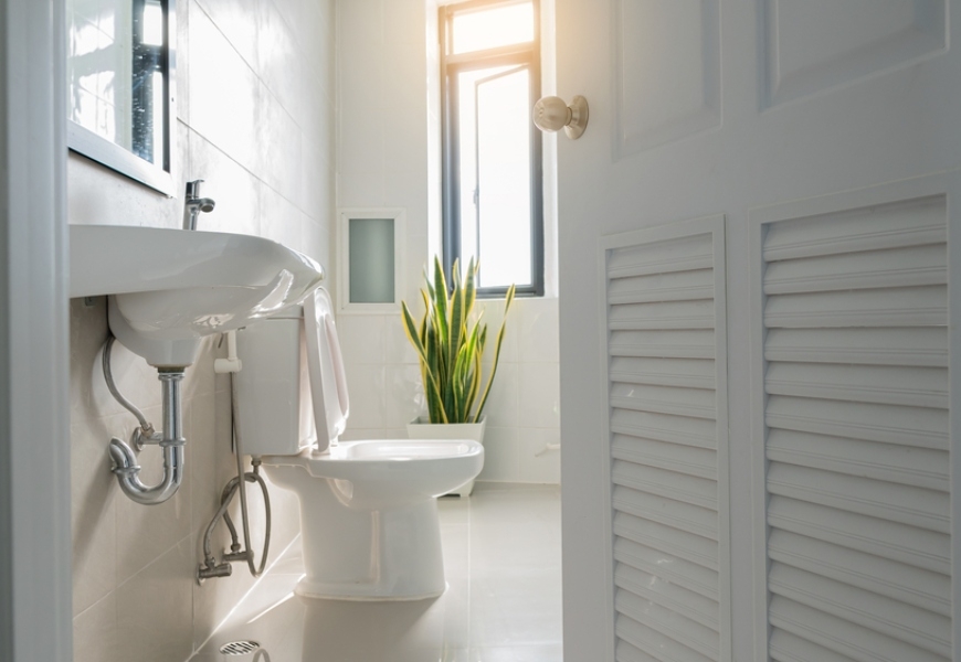 開啟內推門時若重心不穩，跌倒後門片可能卡住浴室，耽誤急救時間。