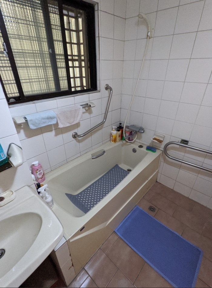 老屋常見的浴缸，使得本就不寬敞的浴室更顯侷促。（居安照護提供） 