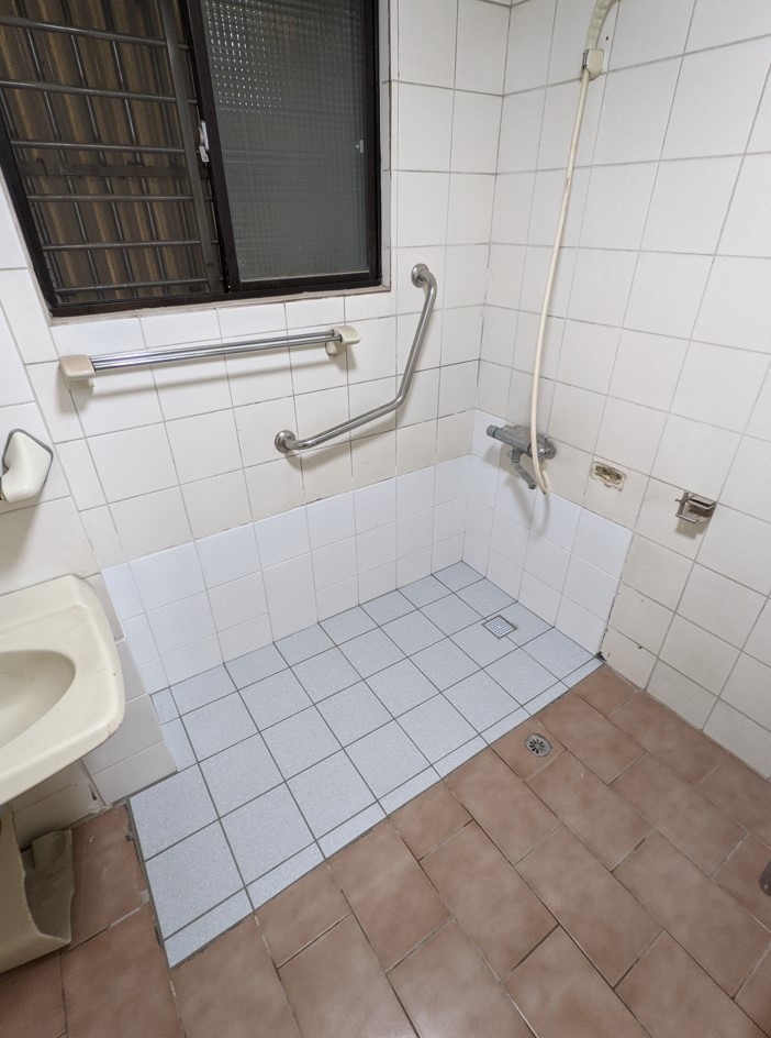 浴缸拆除後，浴室變寬敞了。（居安照護提供） 