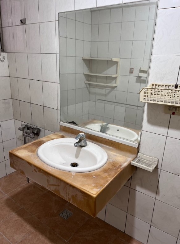 老舊的面盆不只影響美觀，還潛藏掉落砸傷人的危機。（居安照護提供） 