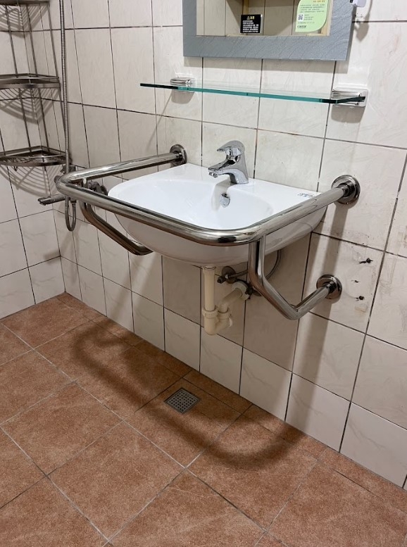  面盆更新並加裝扶手，使用更舒適、安全。（居安照護提供） 