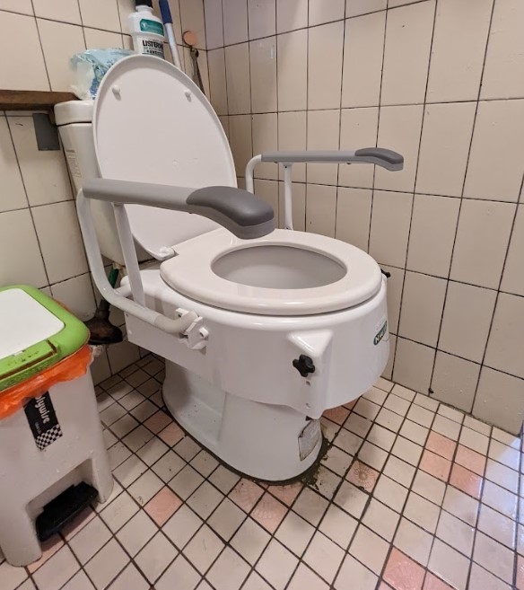安裝馬桶增高器後，坐下、起身更省力。（居安照護提供） 