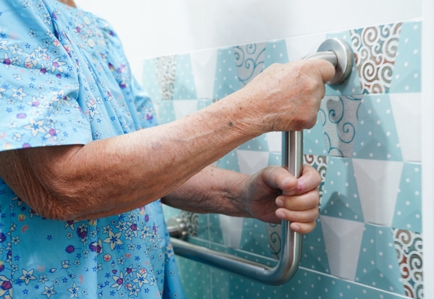 淋浴處裝L型扶手，坐著洗澡一時頭暈或起身都有扶手可抓。