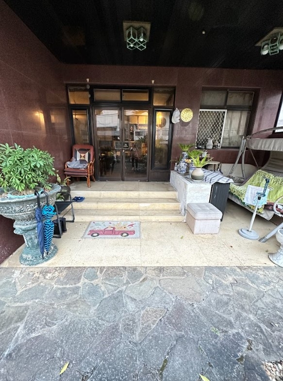 如果坐輪椅，住家大門前的樓梯將形成障礙。（居安照護提供）