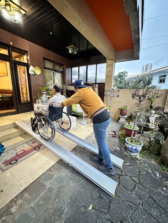 比起拆除樓梯，斜坡板相對經濟實惠，使用軌道式又比傳統一片式更好搬動。（居安照護提供） 