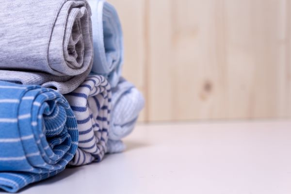 使用「捲捲樂」技巧收納衣物，除了可以一目了然之外，更可以減少衣物皺褶。