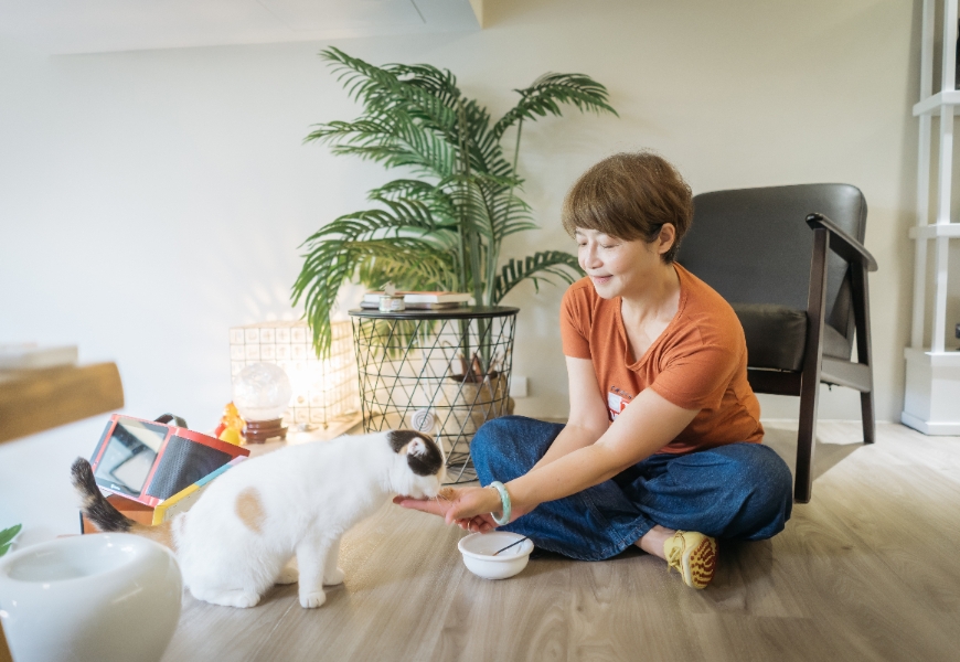 黃雅珉與貓咪小丸子，她愛貓，也自認像貓。（影巷26號攝）