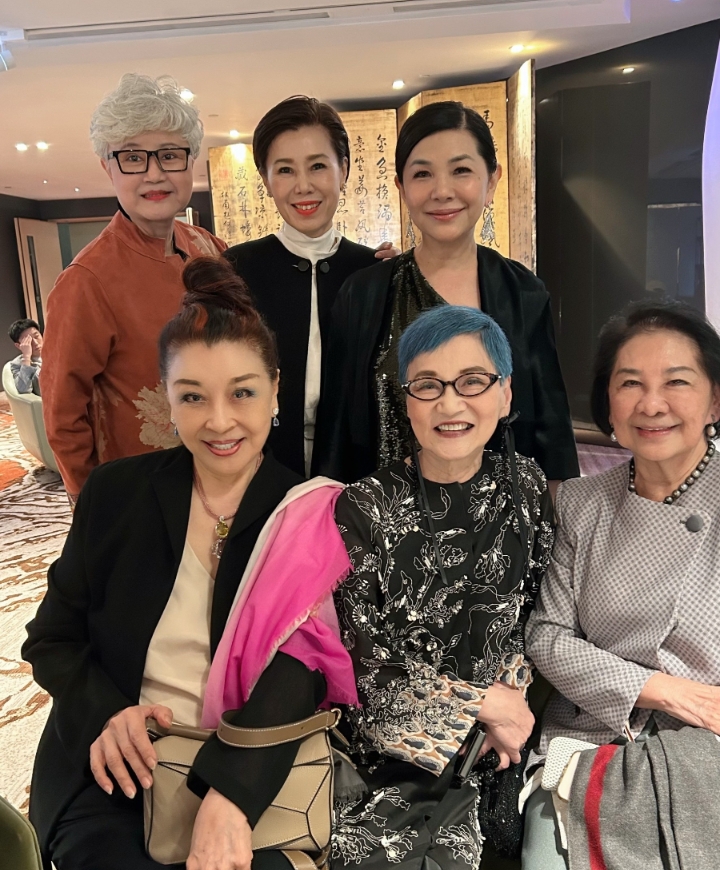 翟瑞靋（前排左1）與小燕姐、張清芳等好友們一起去香港參加張艾嘉兒子的喜宴。