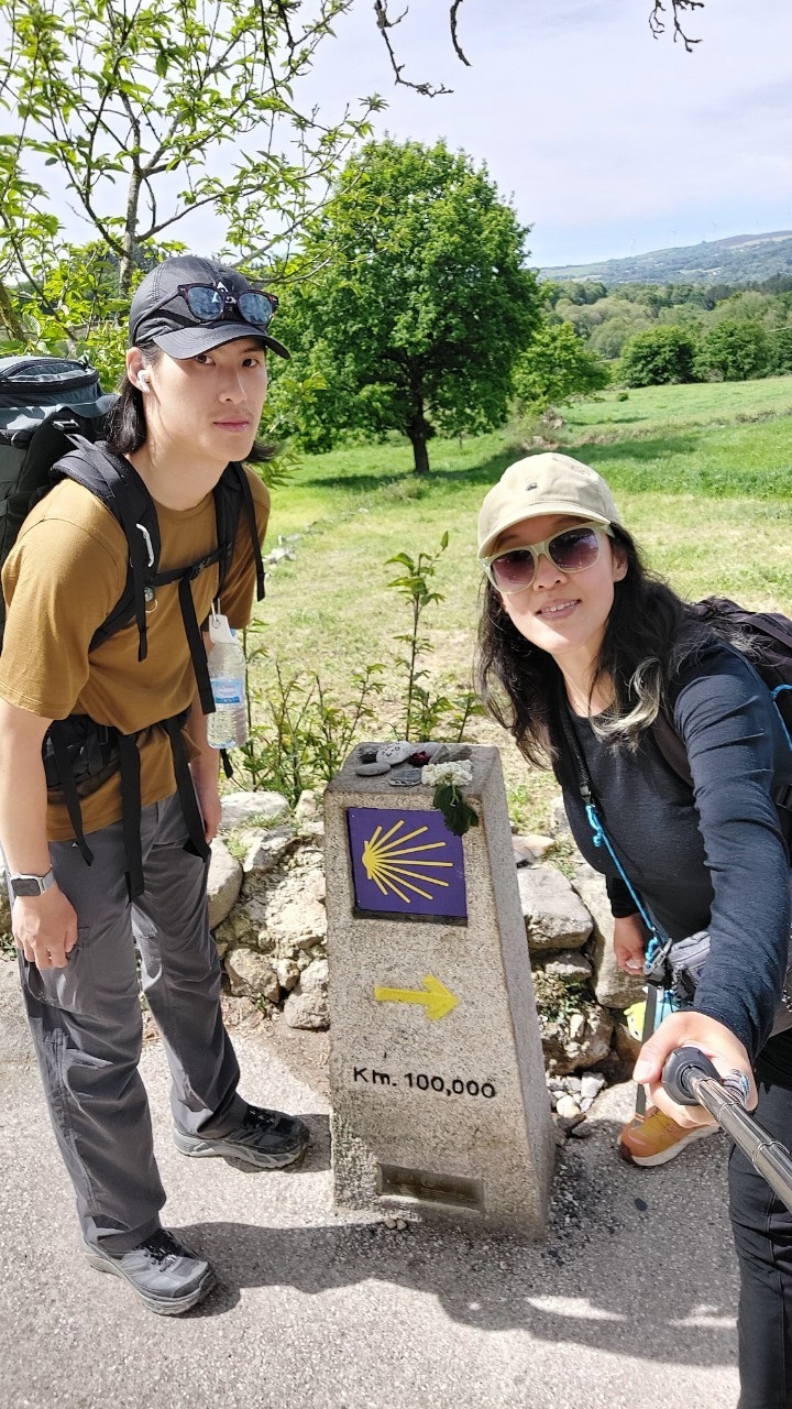 李湘婷和20歲的兒子Brian一起走朝聖之路。