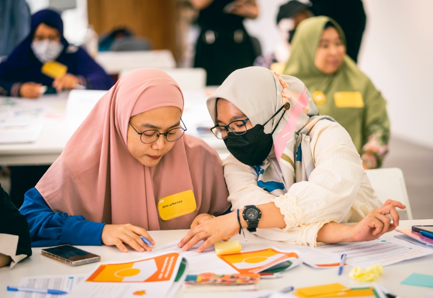 One-Forty舉辦的實體工作坊，照顧移工們正認真學習溝通與照顧技巧。