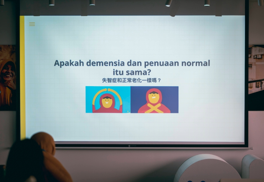 聯合醫院失智症中心主任劉建良向移工解說失智症照顧技巧。