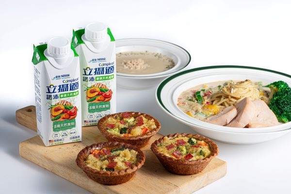 在正餐之餘，選擇來自天然食材的營養品，補充全方位的營養素，幫助調整體質。