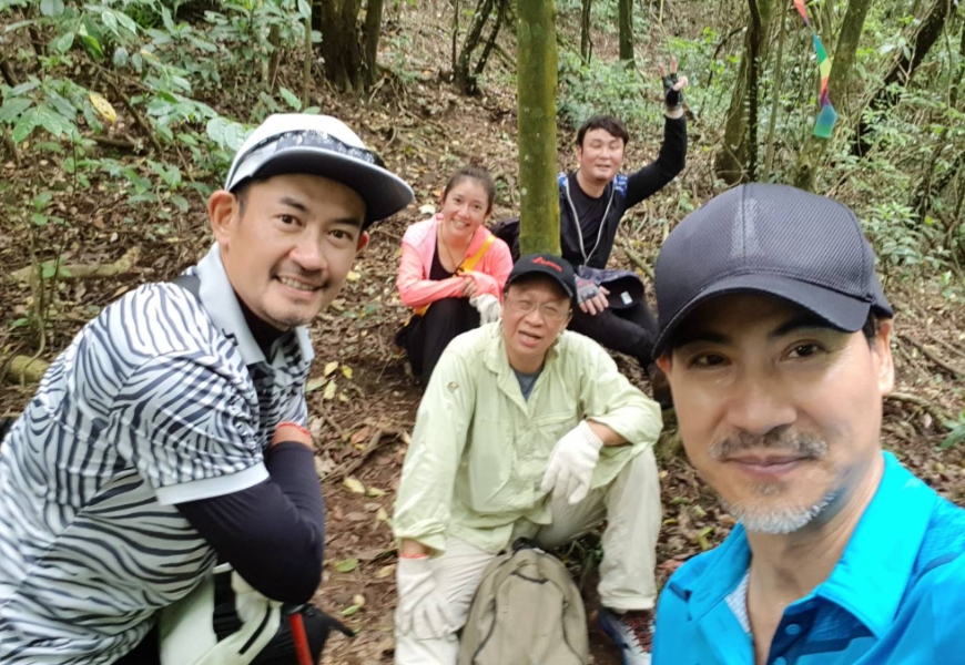 翁家明常和藝人朋友們一起爬山涉水。