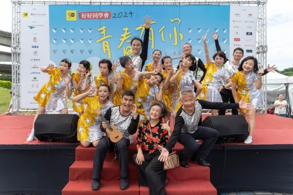 《50+》第二屆好好同學會，臺大追夢舞團在台灣知名舞蹈家歐陽慧貞（前排中）指導下，呈現精彩的演出。