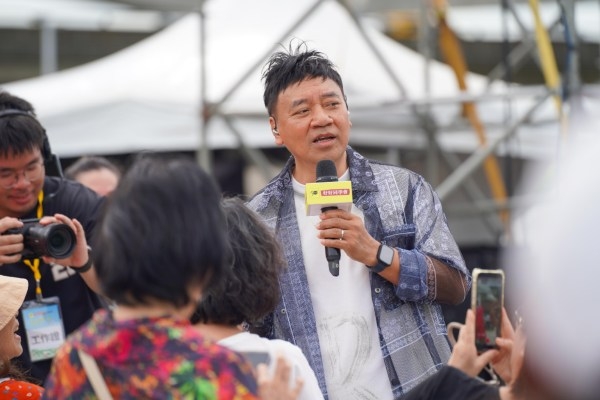 民歌俠少施孝榮不只上台獻唱，也和台下《50+》會員互動。