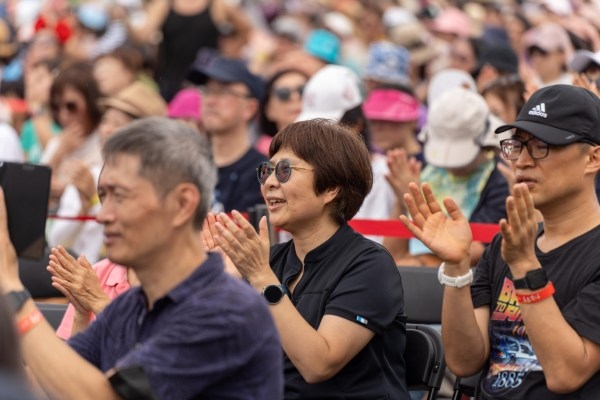 聽到熟悉的曲目，《50+》會員們忍不住跟著打拍子。