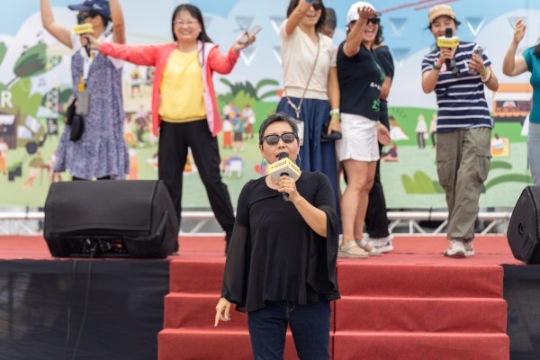 王新蓮現場徵求觀眾上台唱〈快樂天堂〉，替觀眾製造美好回憶。