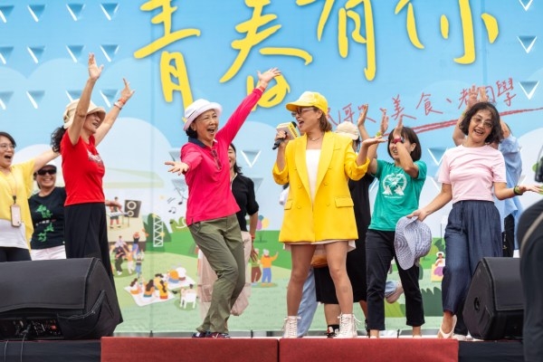 葉璦菱邀觀眾同台演出，觀眾笑容洋溢，掩飾不住興奮的心情。