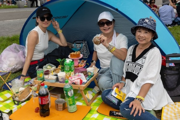 綠草伴隨微風，帳篷野餐區的《50+》會員愜意地搭帳篷野餐、聽歌。 