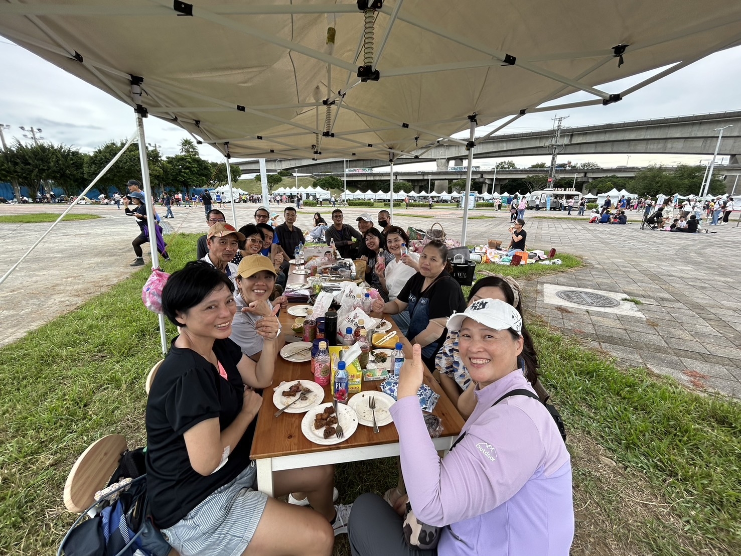 濱江國小32屆六年甲班自備20人白色帳篷，於《50+》好好同學會活動現場舉辦40年同學會。（王美珍提供）